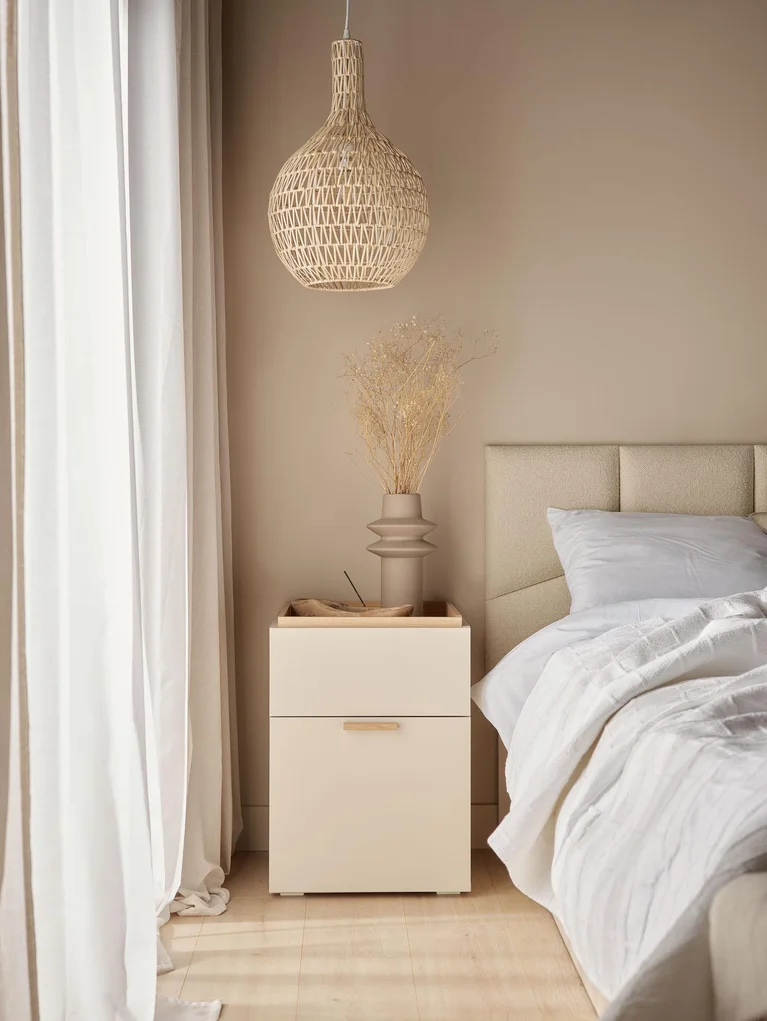 Jak ocieplić sypialnię? Rattanowa lampa